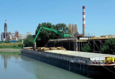 Péniche acheminant le bois à Fibre Excellence Provence
